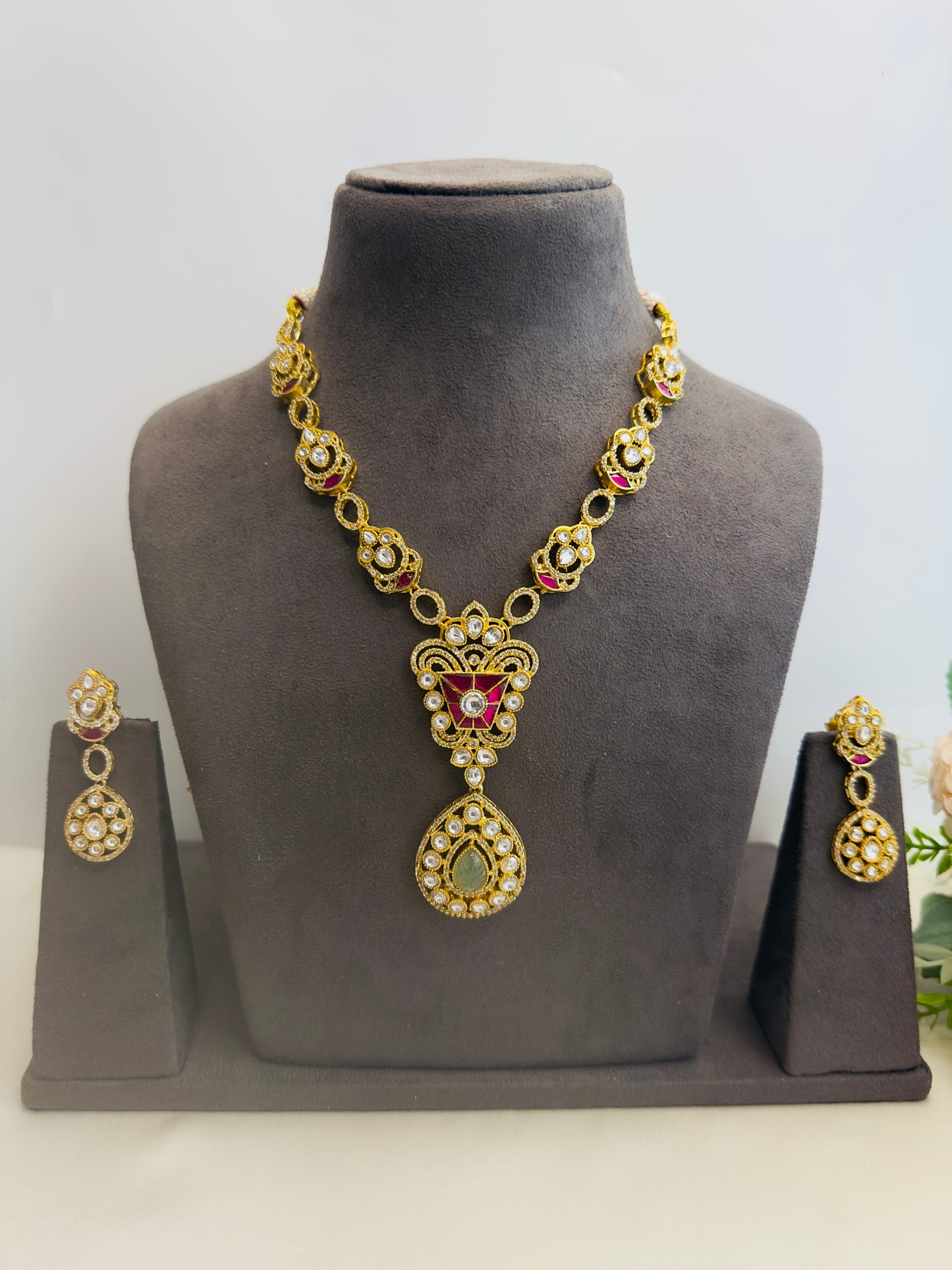 Beautiful Sleek Jadau Pendant Necklace Set