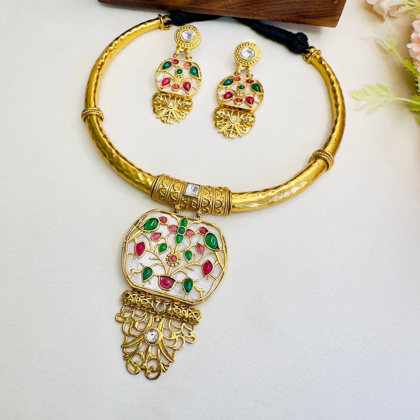 Apala Polish Inlay work Hasli with Earrings