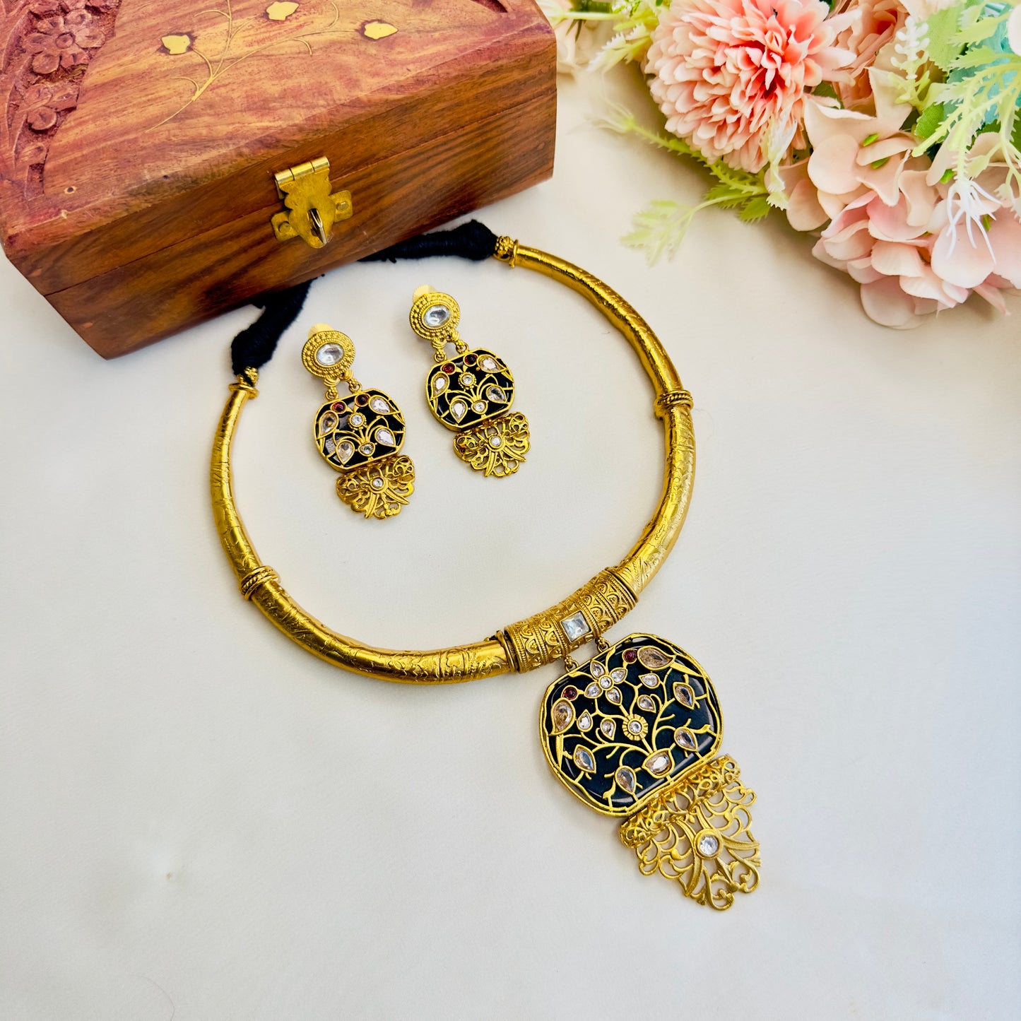 Apala Polish Inlay work Hasli with Earrings