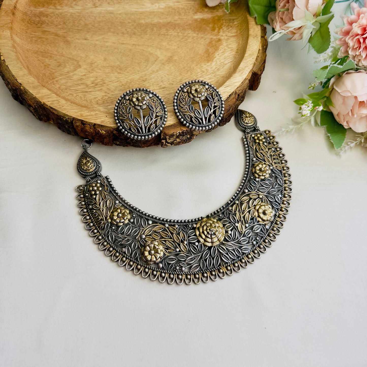 Dual Tone Hasli with Stud Earrings
