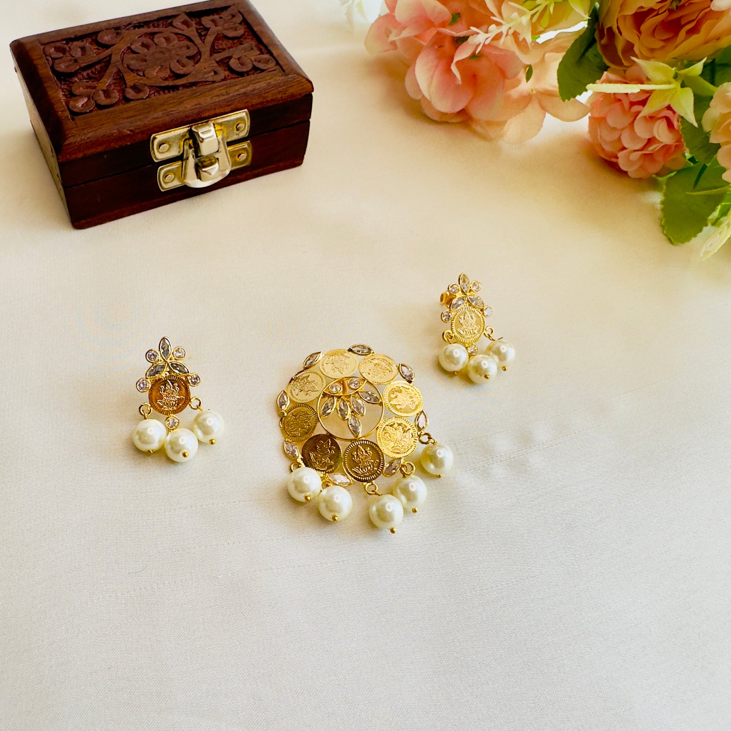 Flower Design Ginni Pendant Earring set