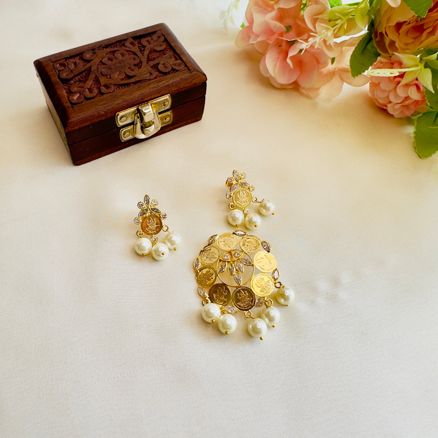 Flower Design Ginni Pendant Earring set