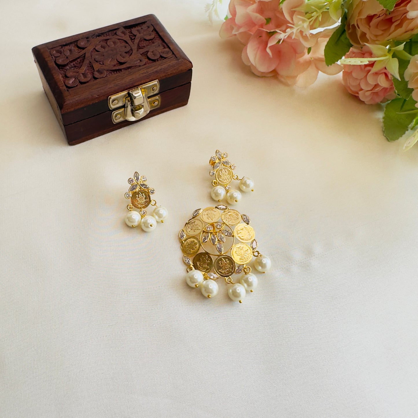 Flower Design Ginni Pendant Earring set
