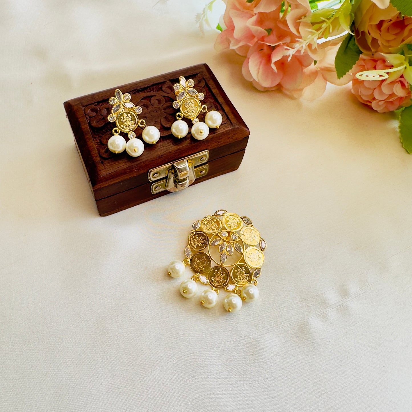 Flower Design Ginni Pendant Earring set