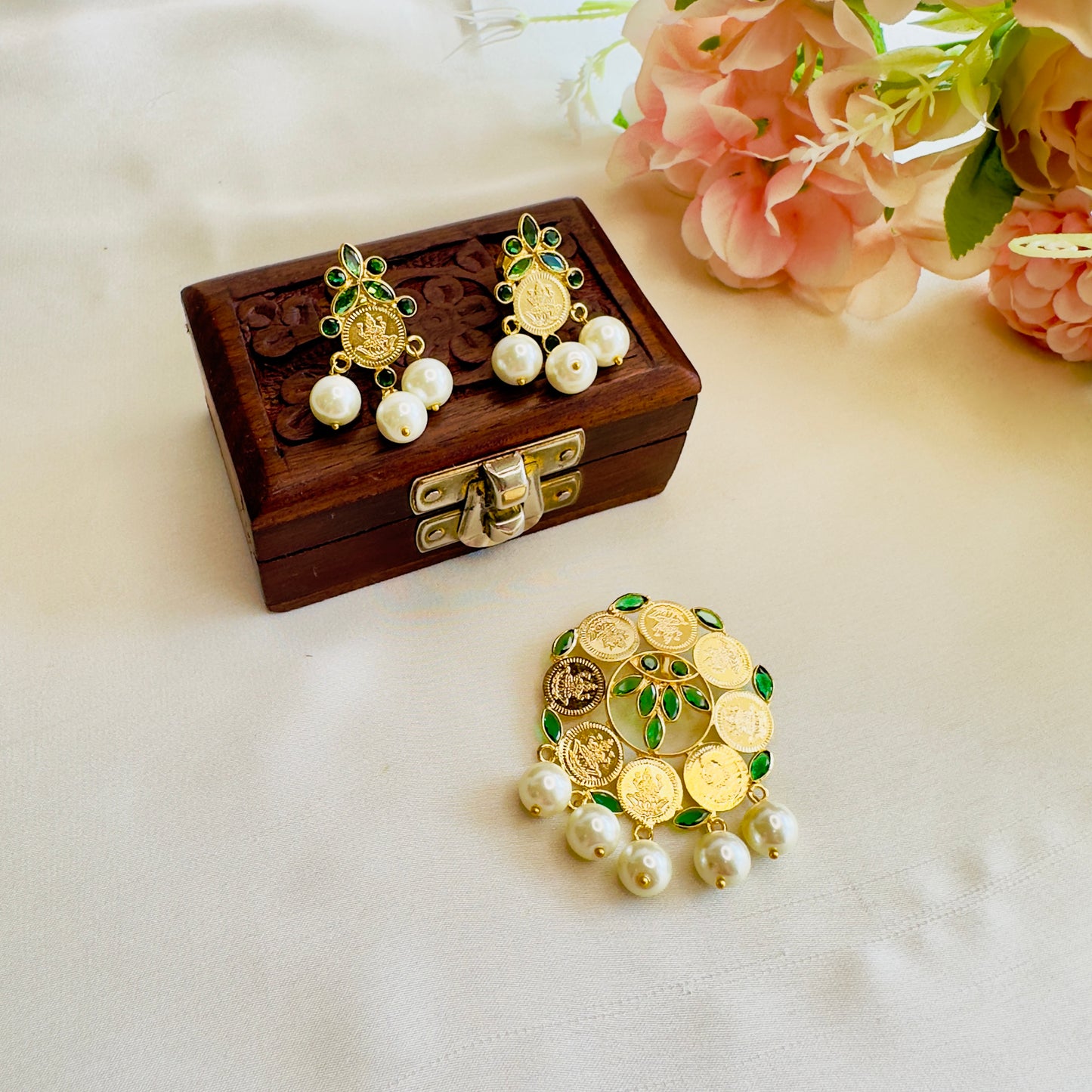 Flower Design Ginni Pendant Earring set