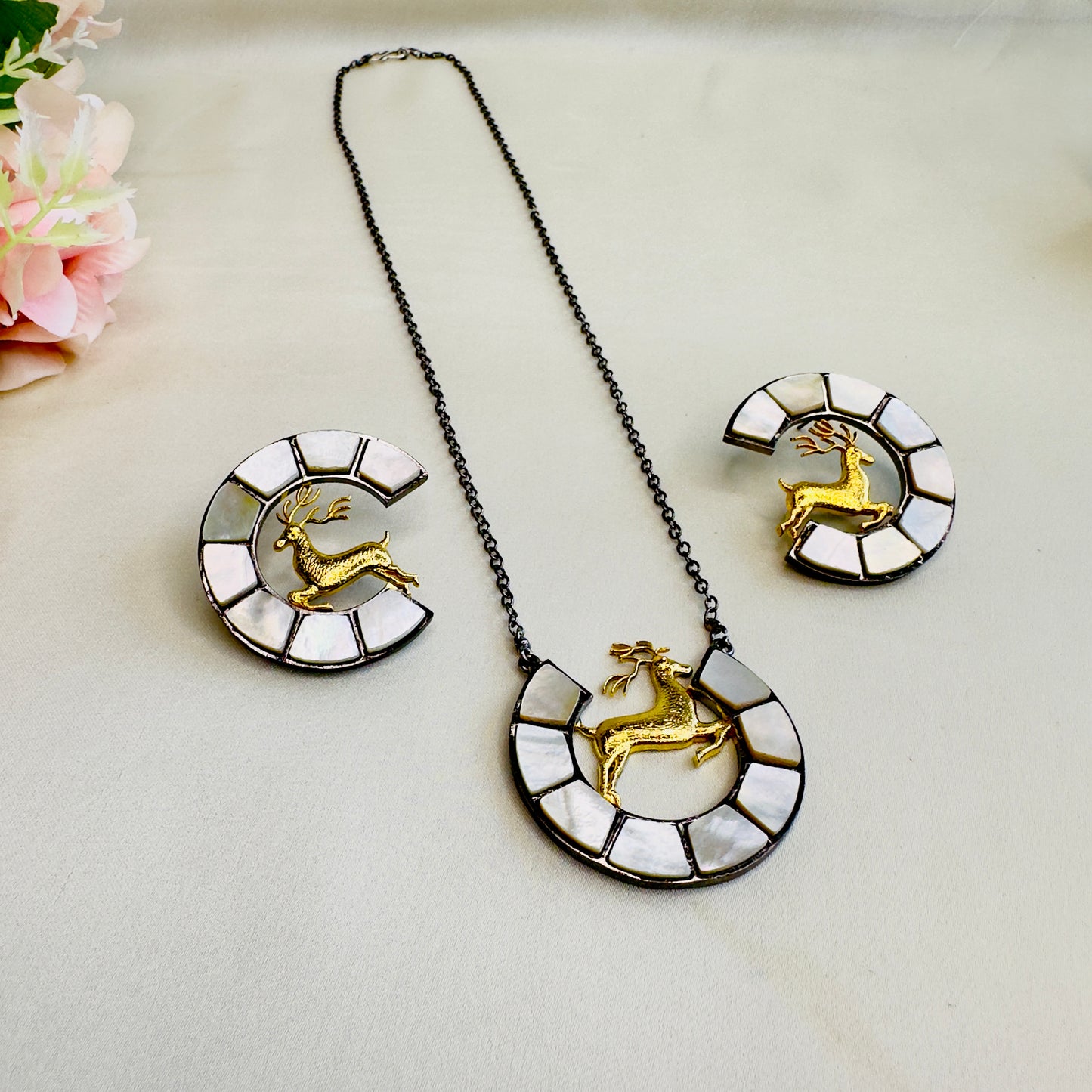 Deer Motif Mother of Pearl Chain Pendant Set