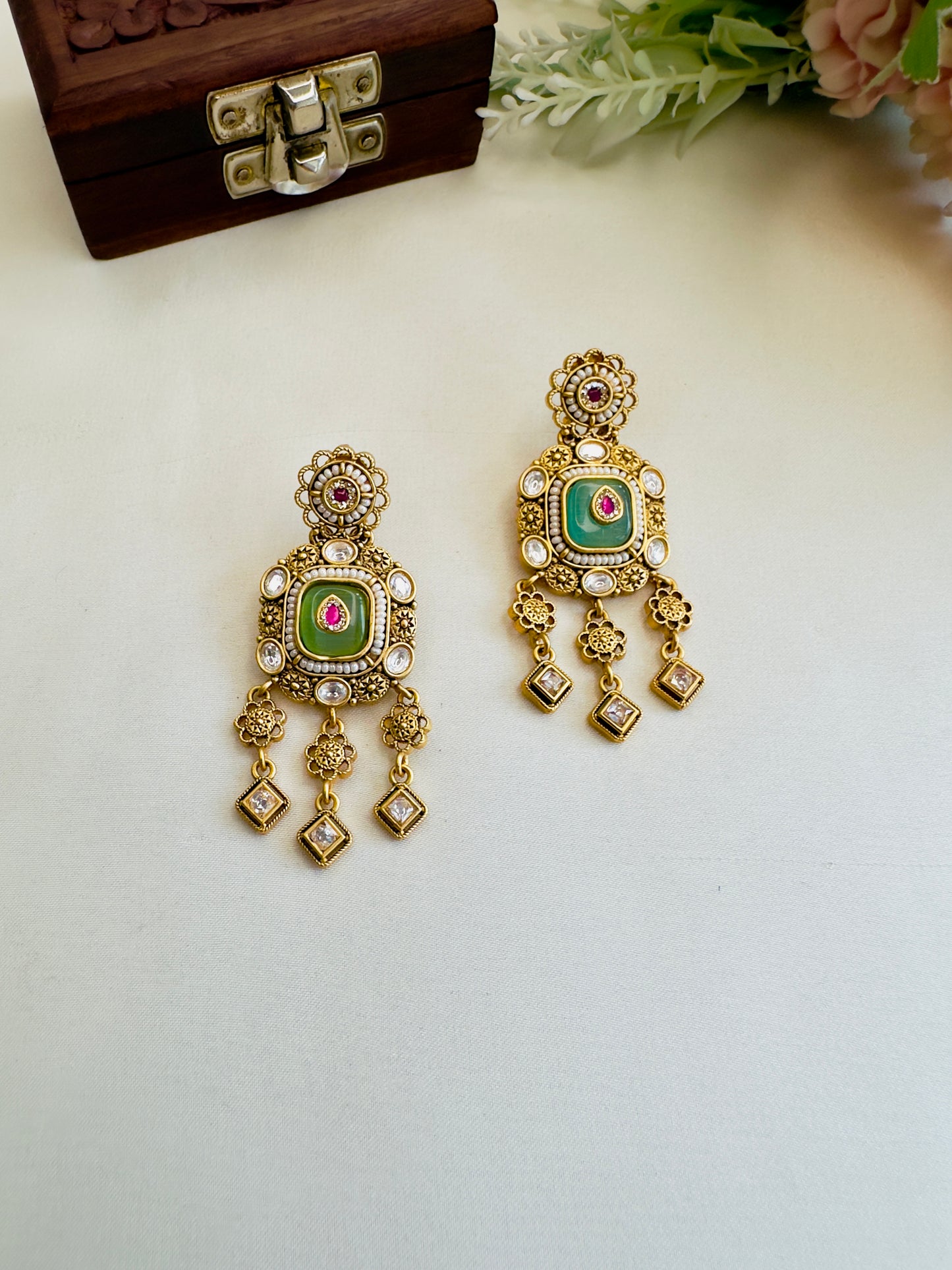 Beautiful Sleek Three Stone Dangler
