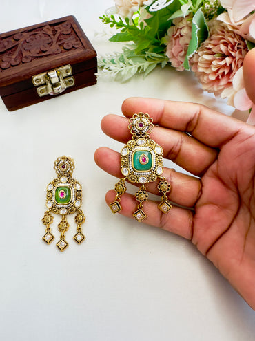 Beautiful Sleek Three Stone Dangler