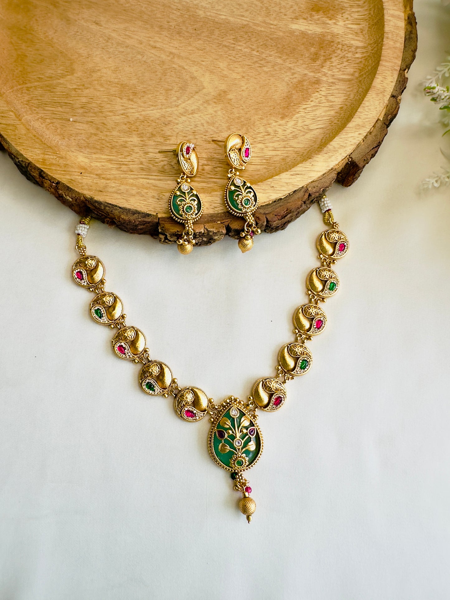 Beautiful Sleek Necklace Set
