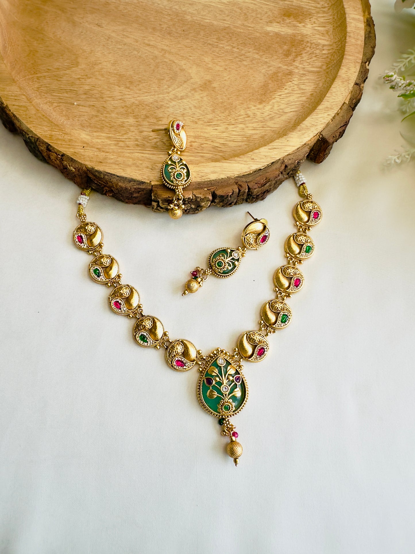 Beautiful Sleek Necklace Set