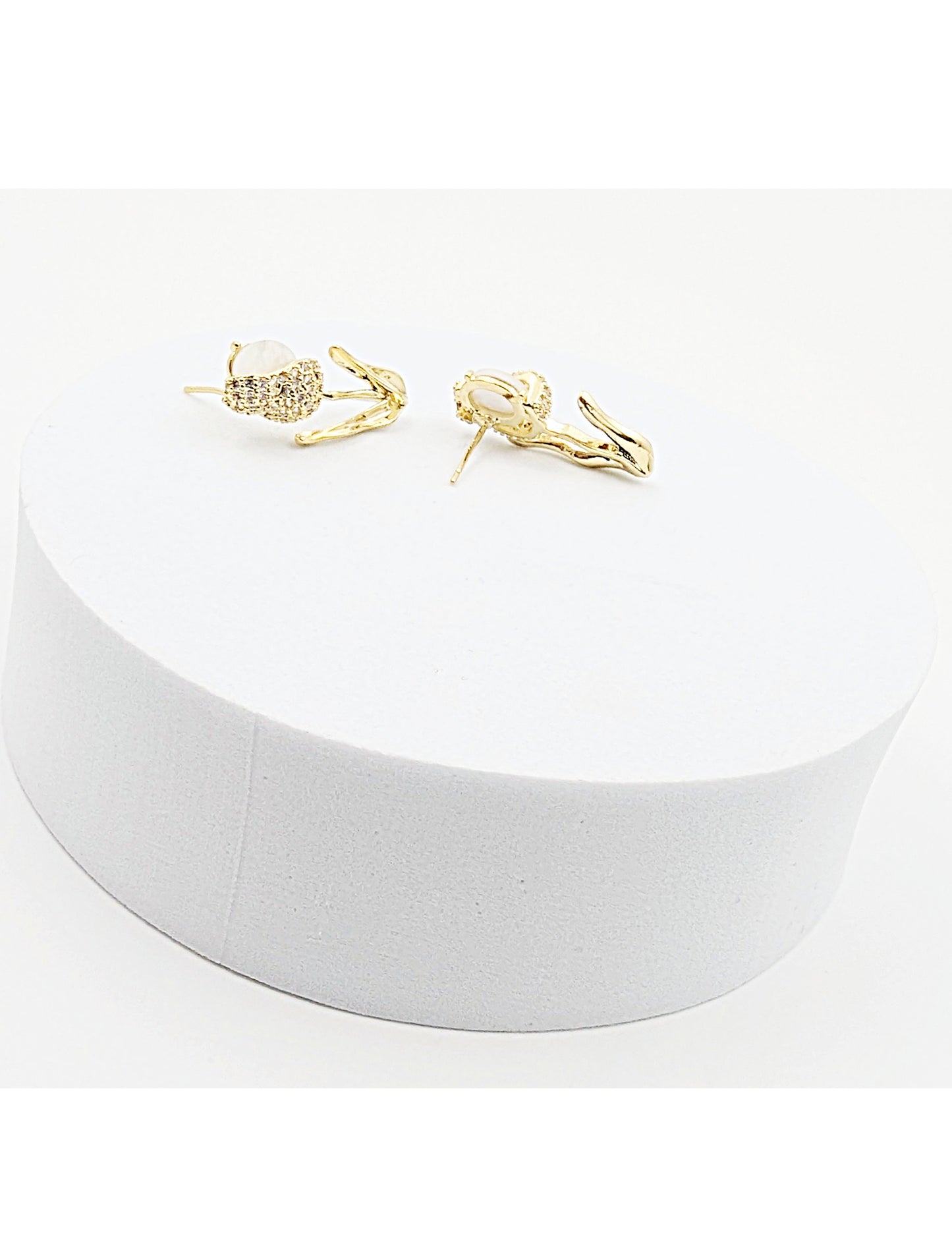 Gold plated Reinestone Tulip Flower leaf stud earring