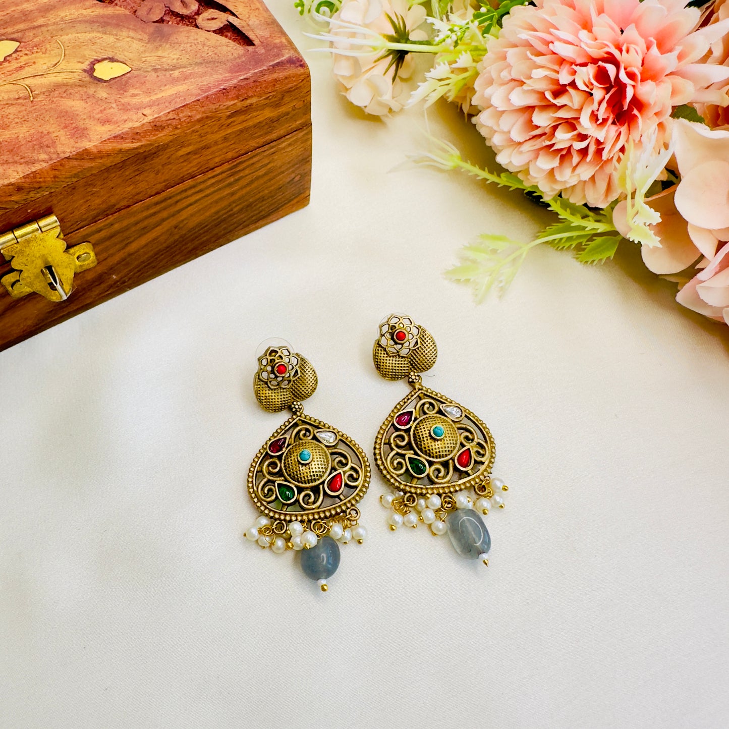 Apala Polish Hasli with Earrings