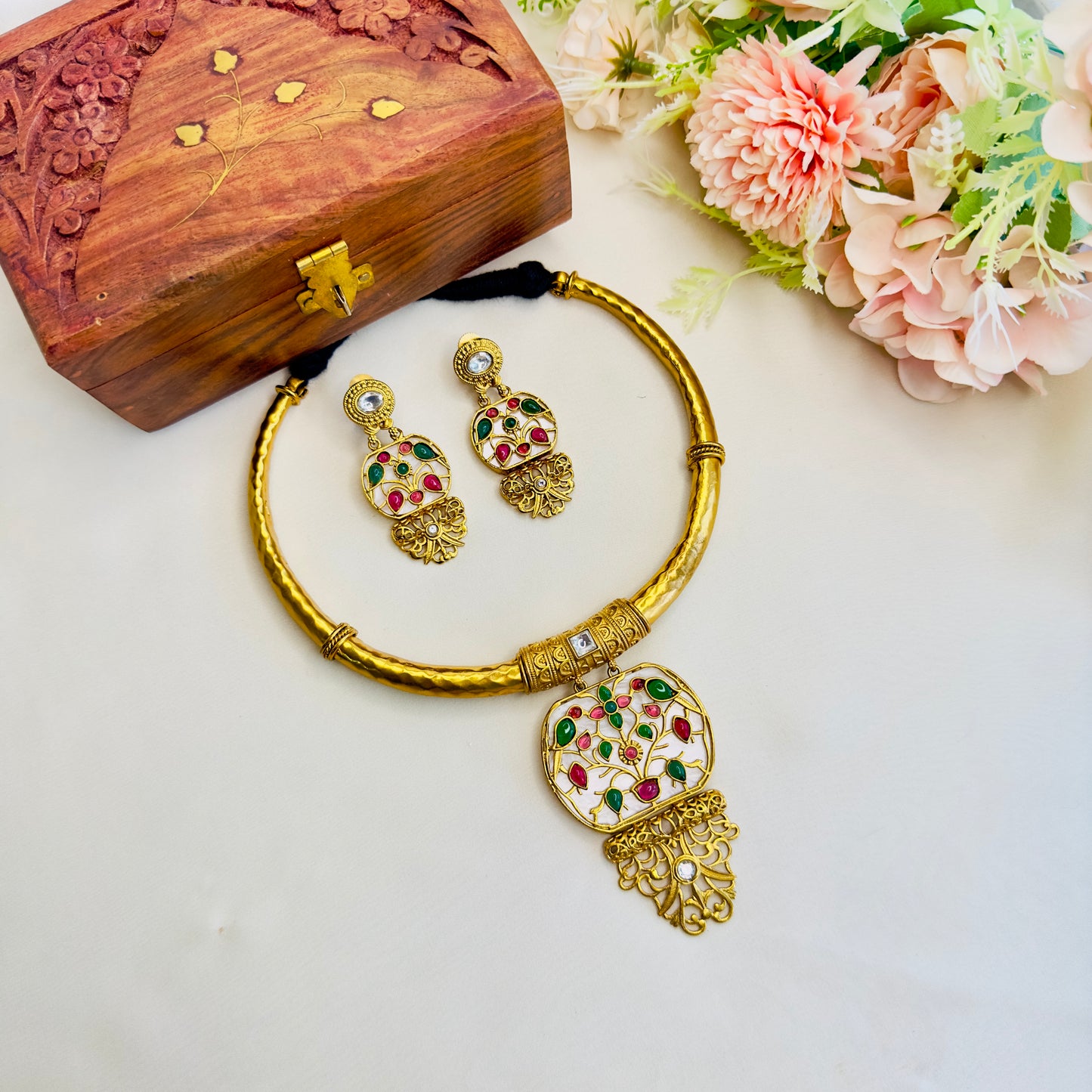 Beautiful Inlay work Hasli with Earrings