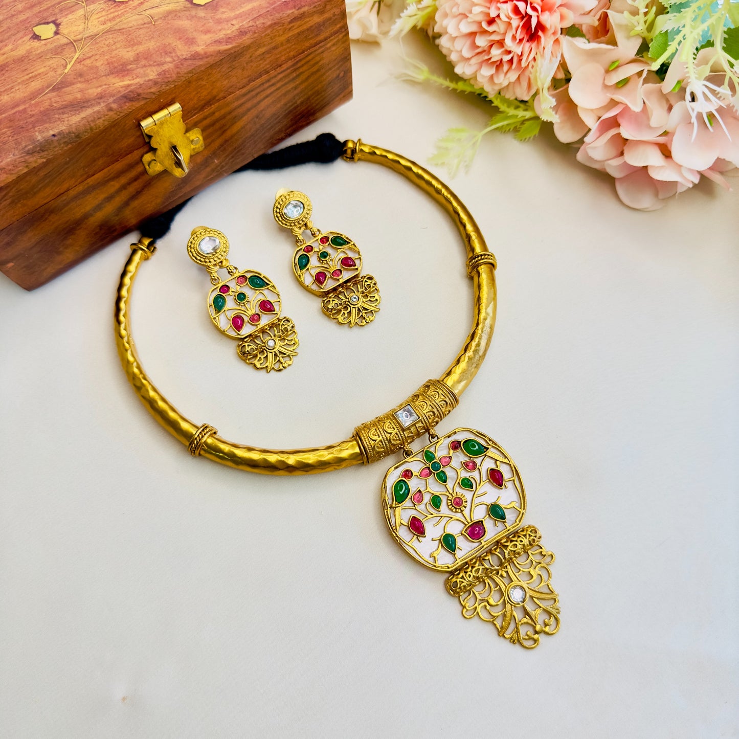 Beautiful Inlay work Hasli with Earrings