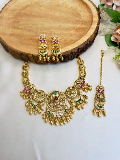 Five Round Pendant Necklace Set with Mangtika