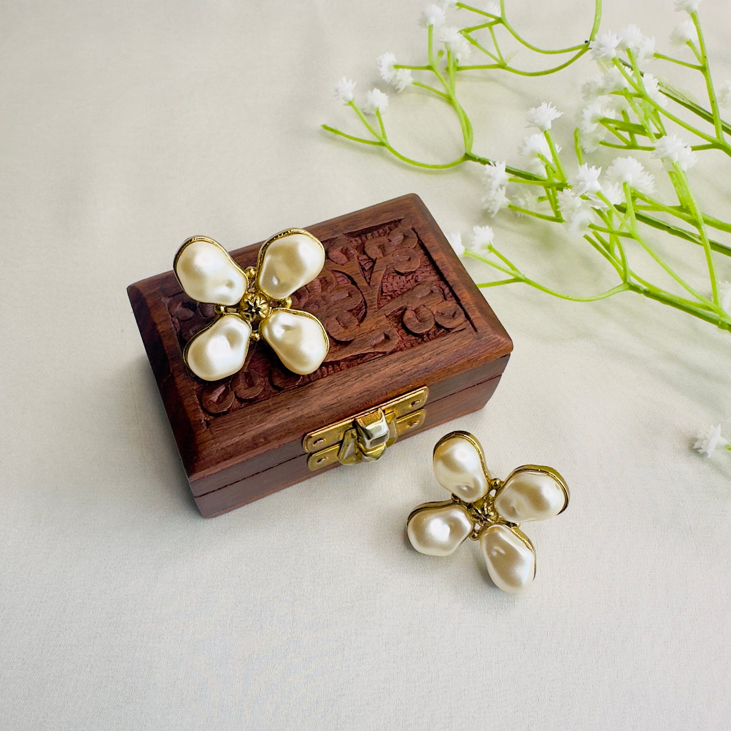 Four Petal flower barukh pearl earrings