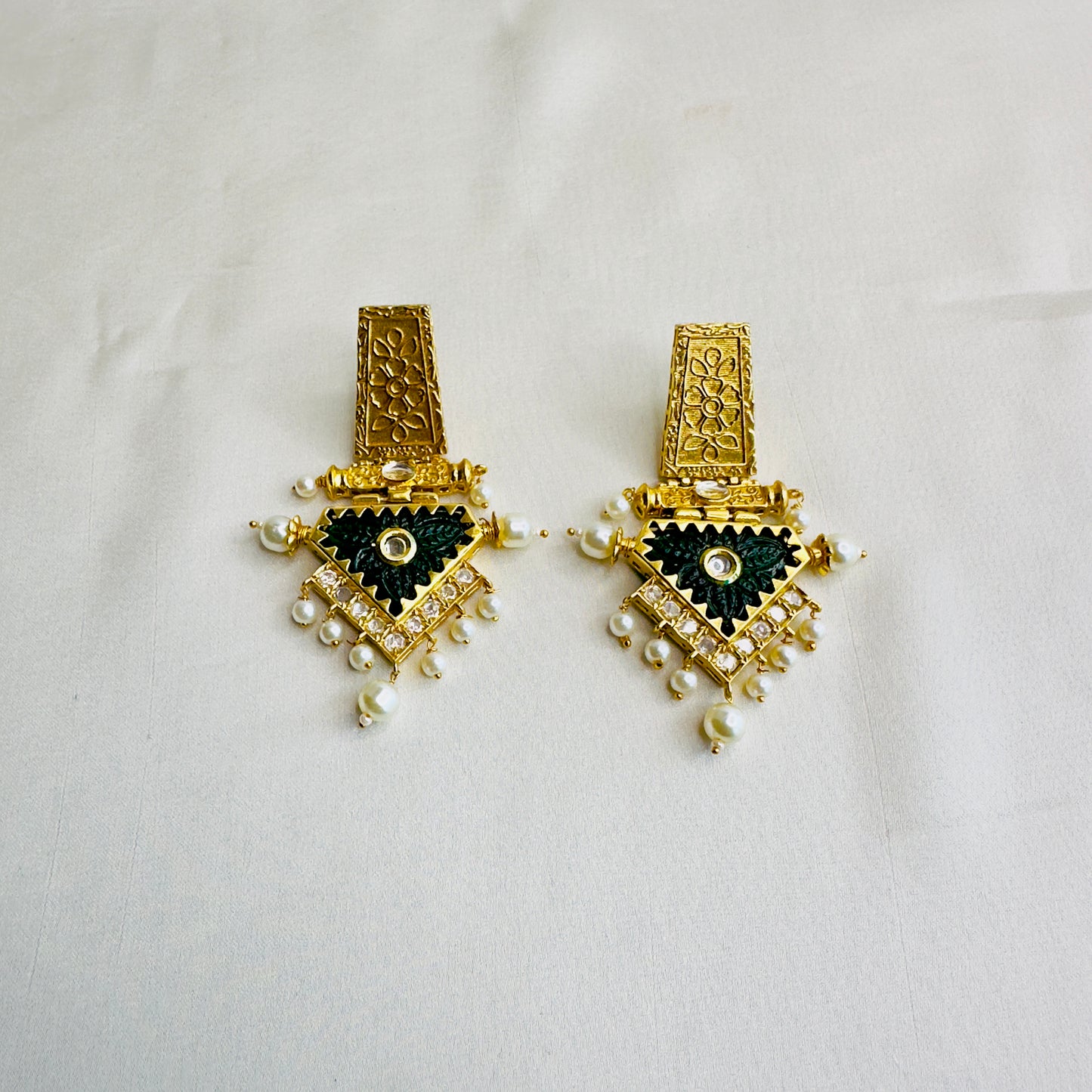 Golden Tone Kundan Carving Stone Earrings