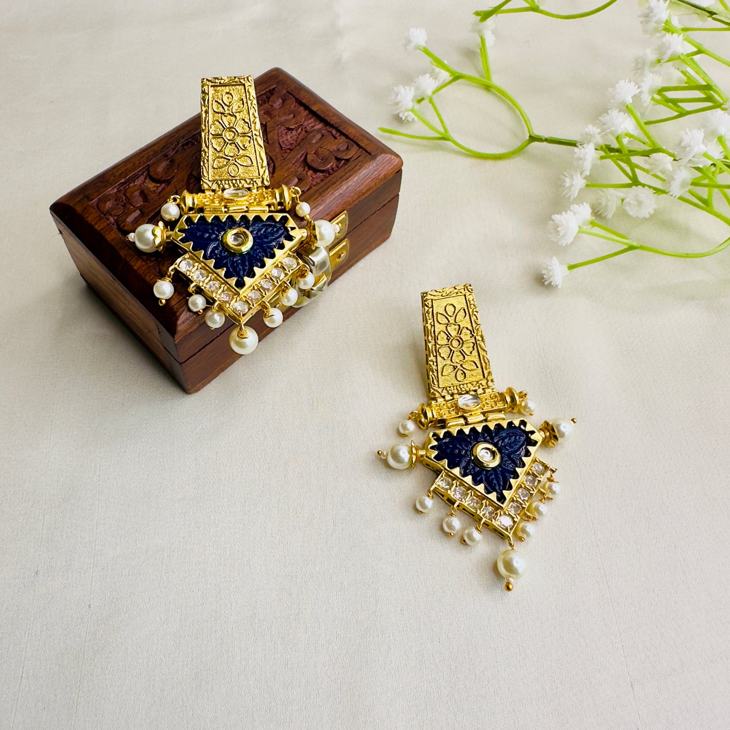 Golden Tone Kundan Carving Stone Earrings