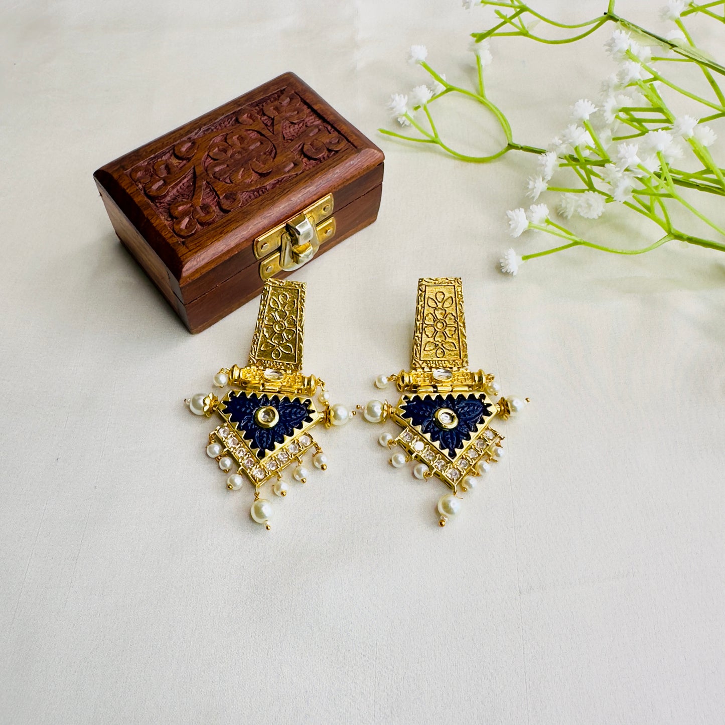 Golden Tone Kundan Carving Stone Earrings