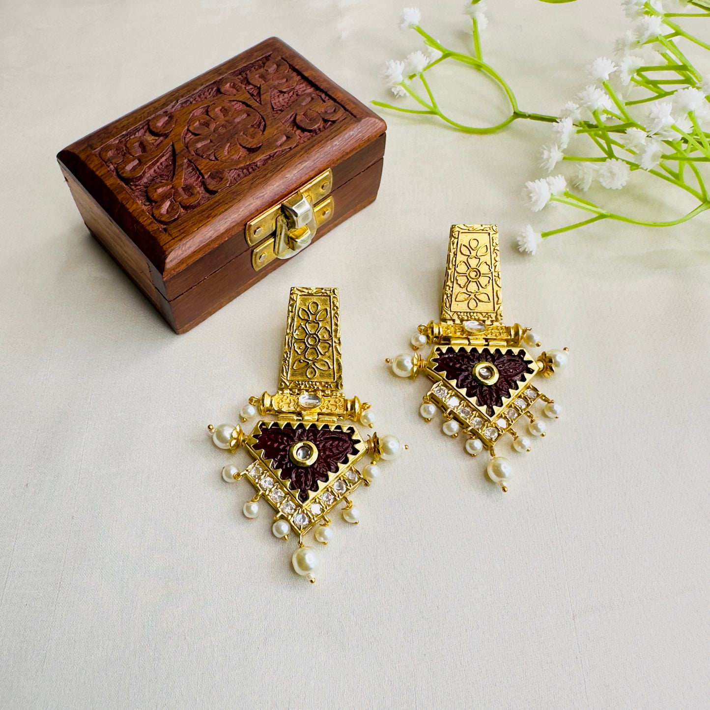 Golden Tone Kundan Carving Stone Earrings