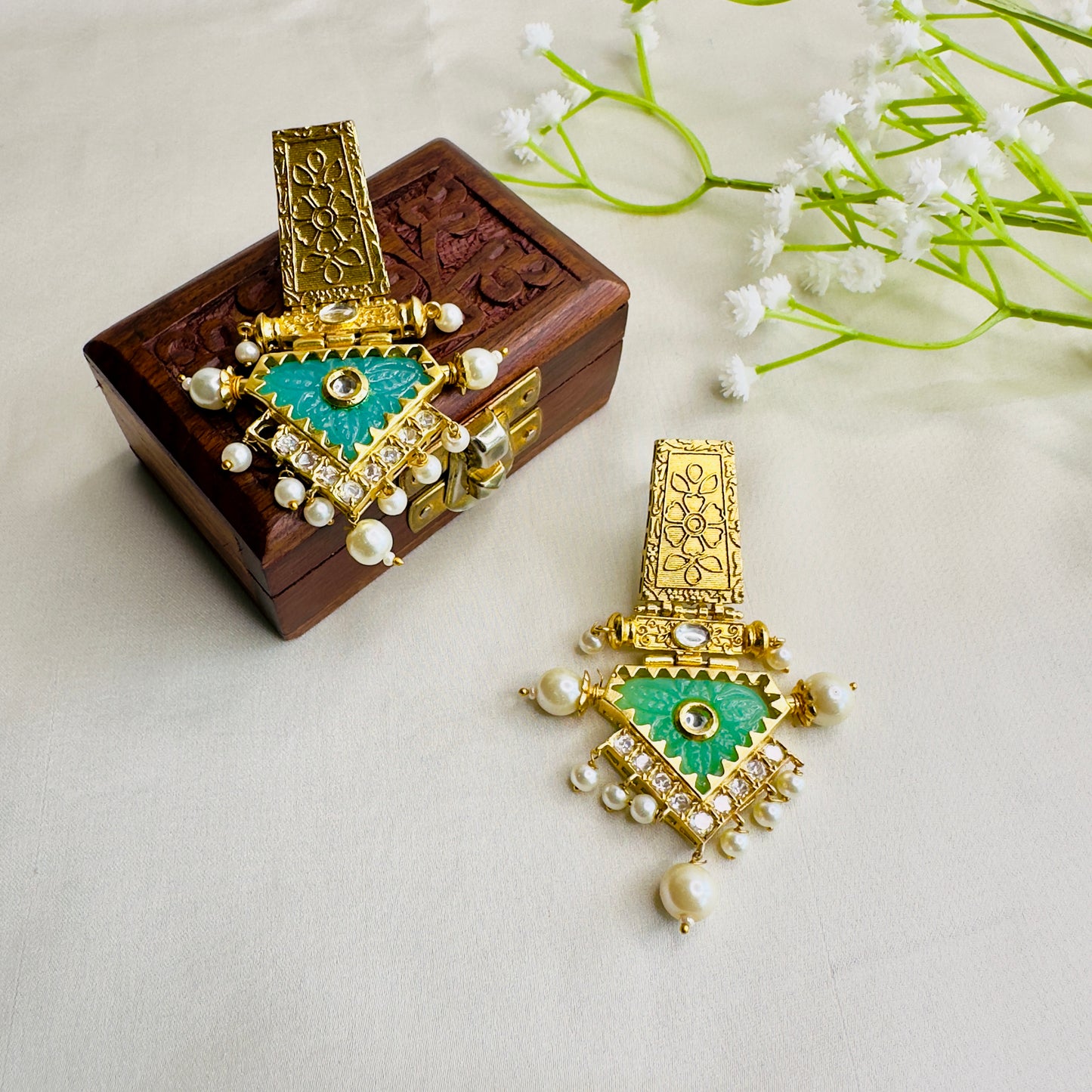 Golden Tone Kundan Carving Stone Earrings