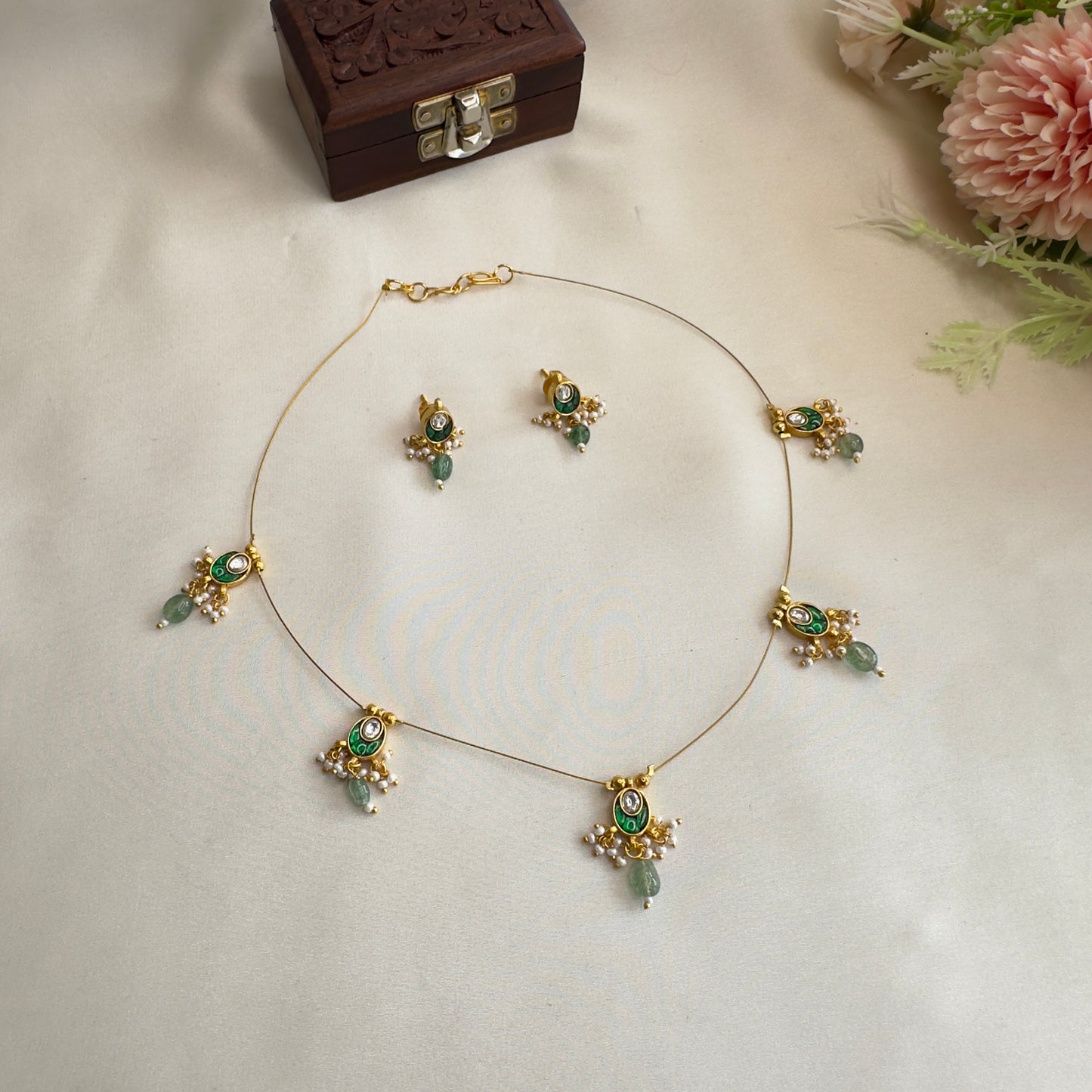 Pachi Kundan Sleek Necklace Set