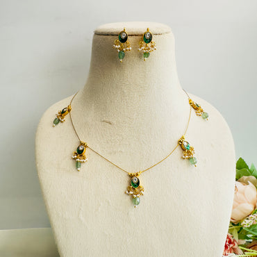 Pachi Kundan Sleek Necklace Set