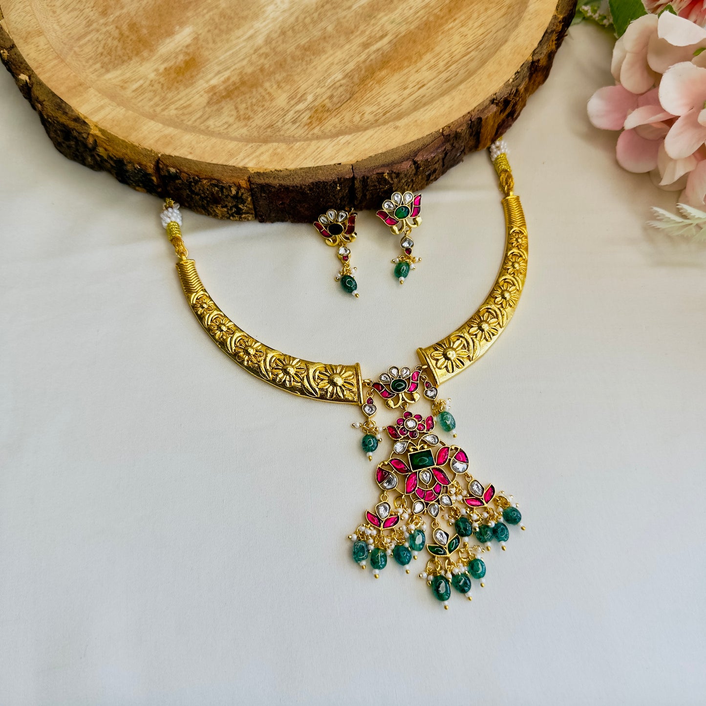 Hasli Pattern Jadau Pendant Necklace Set