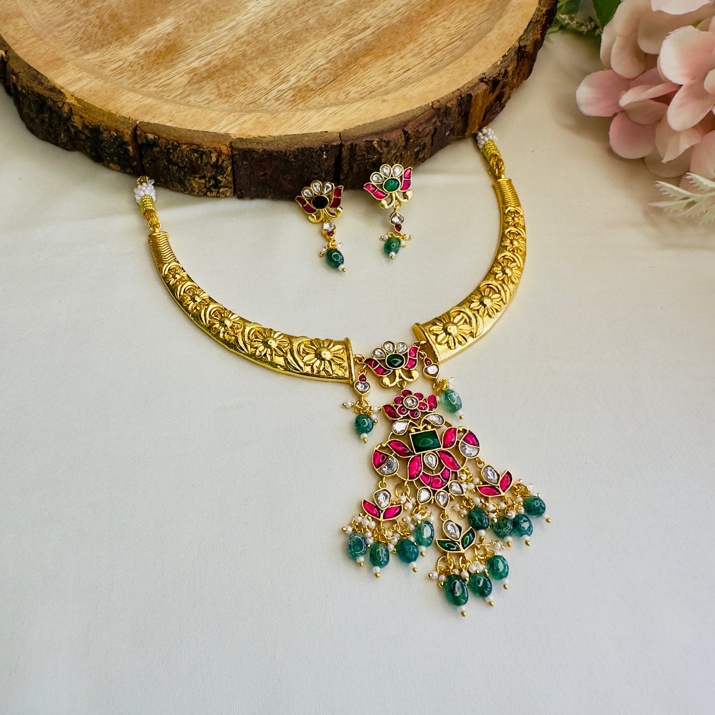 Hasli Pattern Jadau Pendant Necklace Set