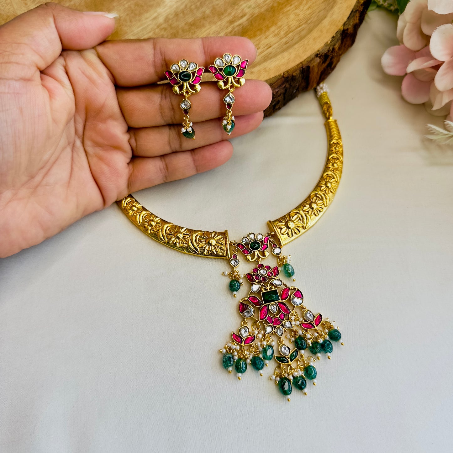 Hasli Pattern Jadau Pendant Necklace Set