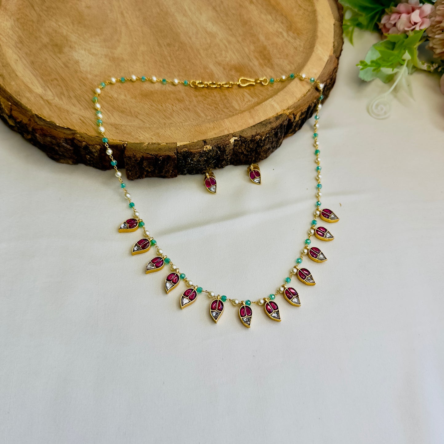 Leaf design Jadau Sleek Necklace Set