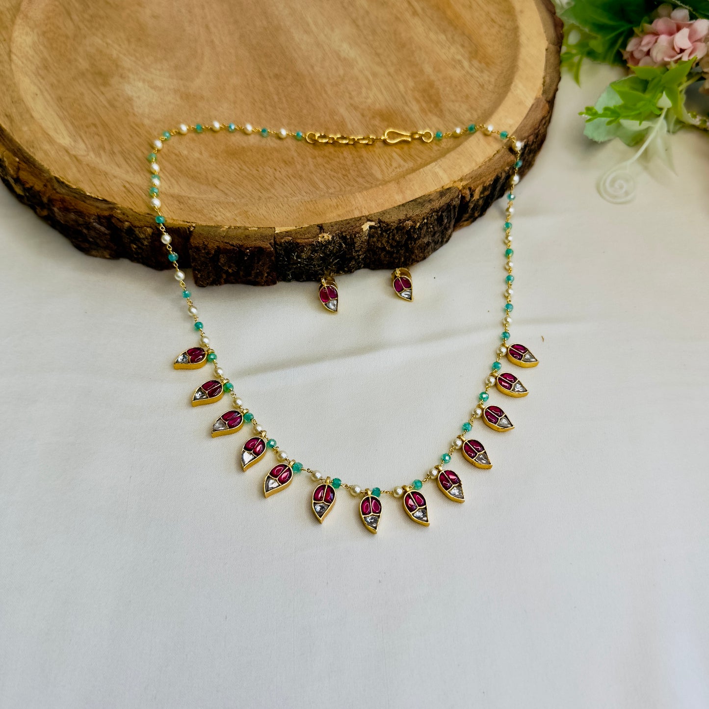 Leaf design Jadau Sleek Necklace Set
