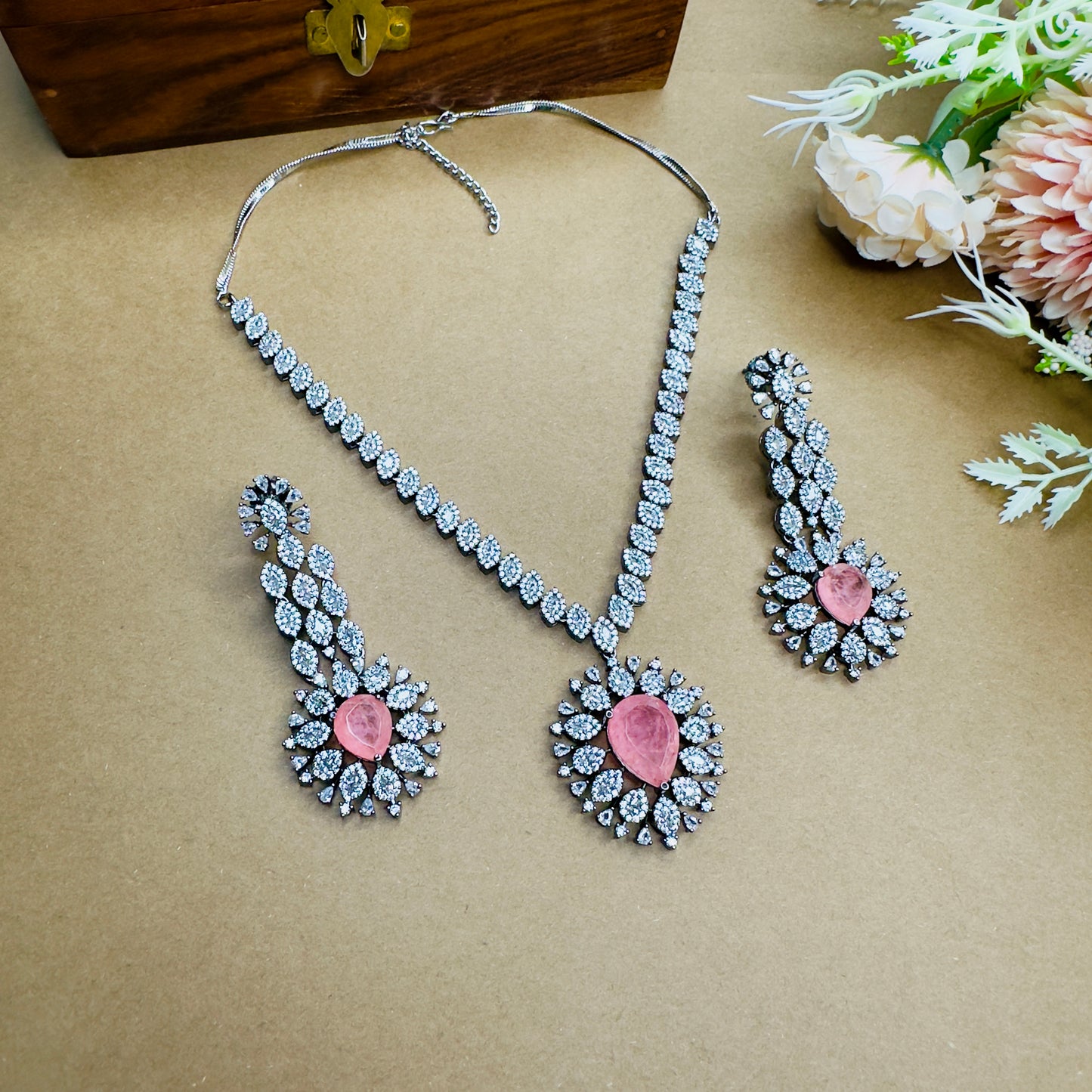 Beautiful Sleek Necklace Set with Earrings