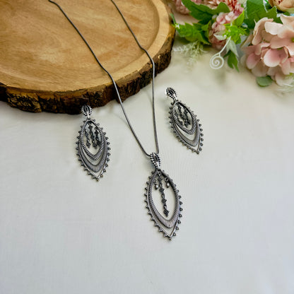 Leaf Pattern Chain Pendant Set