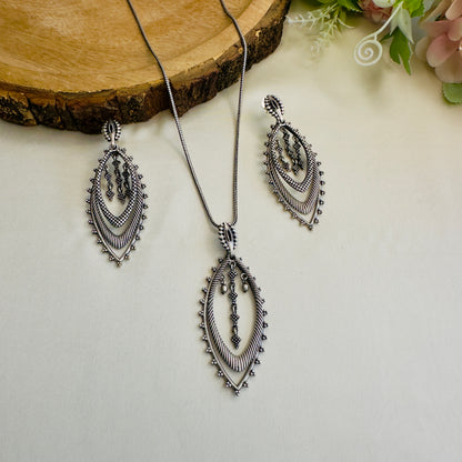 Leaf Pattern Chain Pendant Set