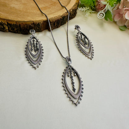 Leaf Pattern Chain Pendant Set