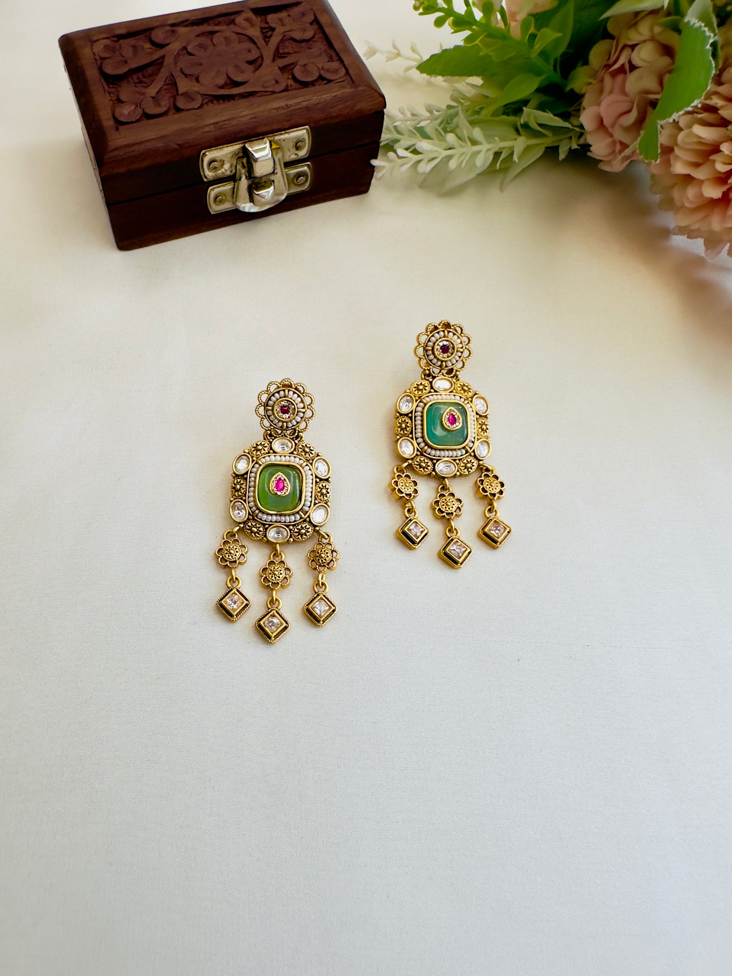Beautiful Sleek Three Stone Dangler