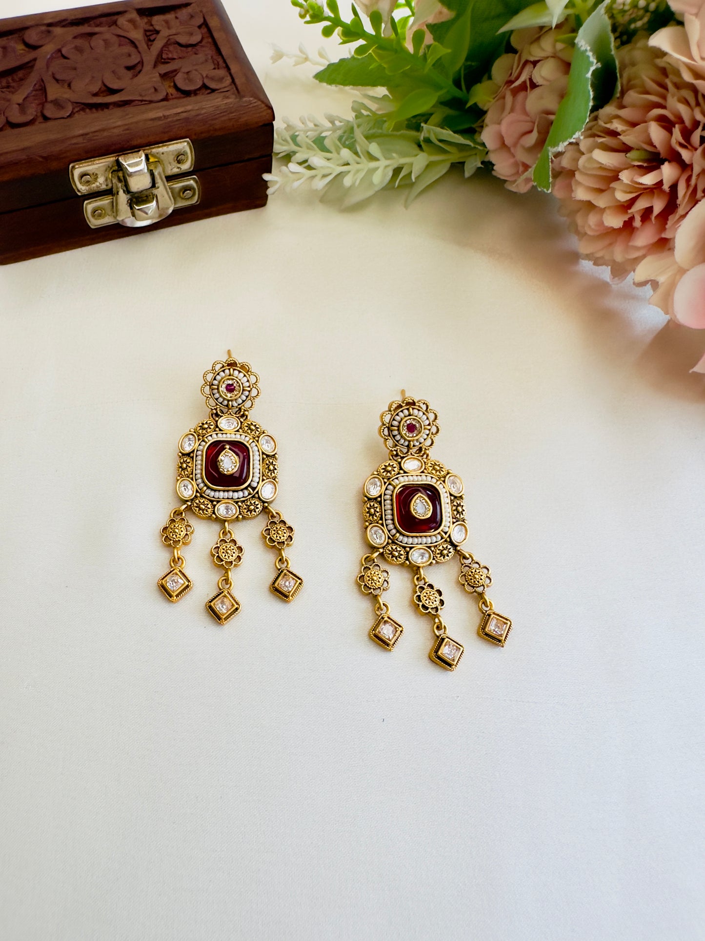 Beautiful Sleek Three Stone Dangler