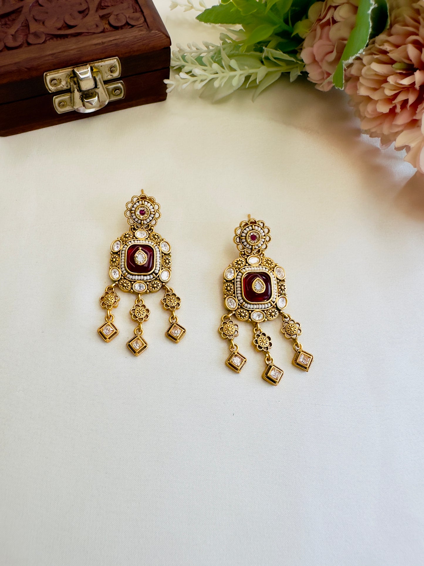 Beautiful Sleek Three Stone Dangler