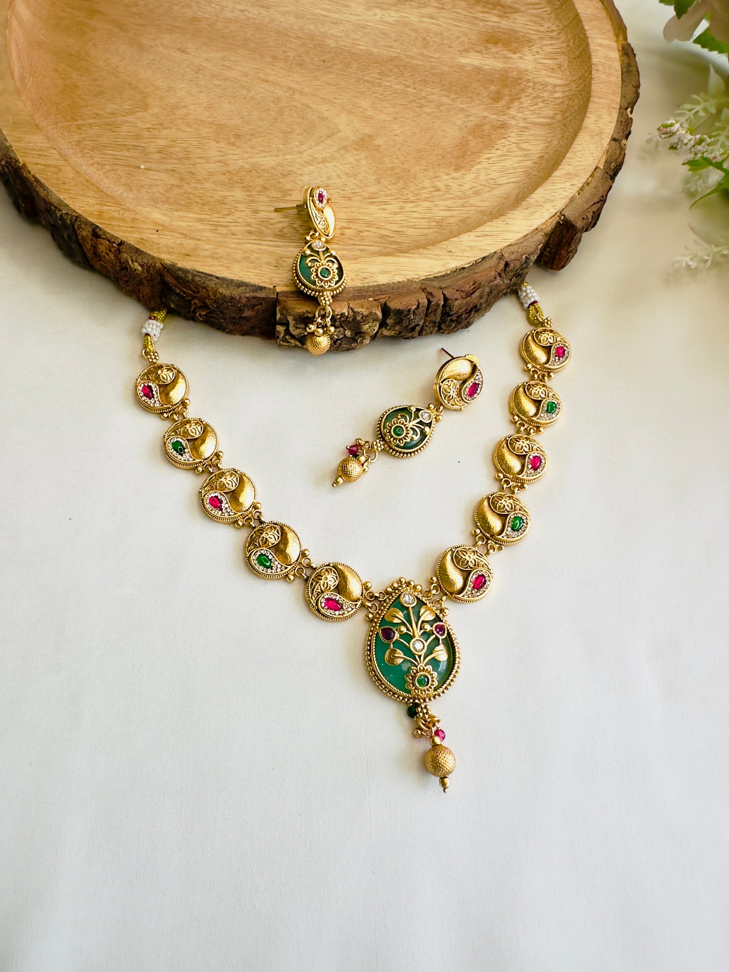 Beautiful Sleek Necklace Set