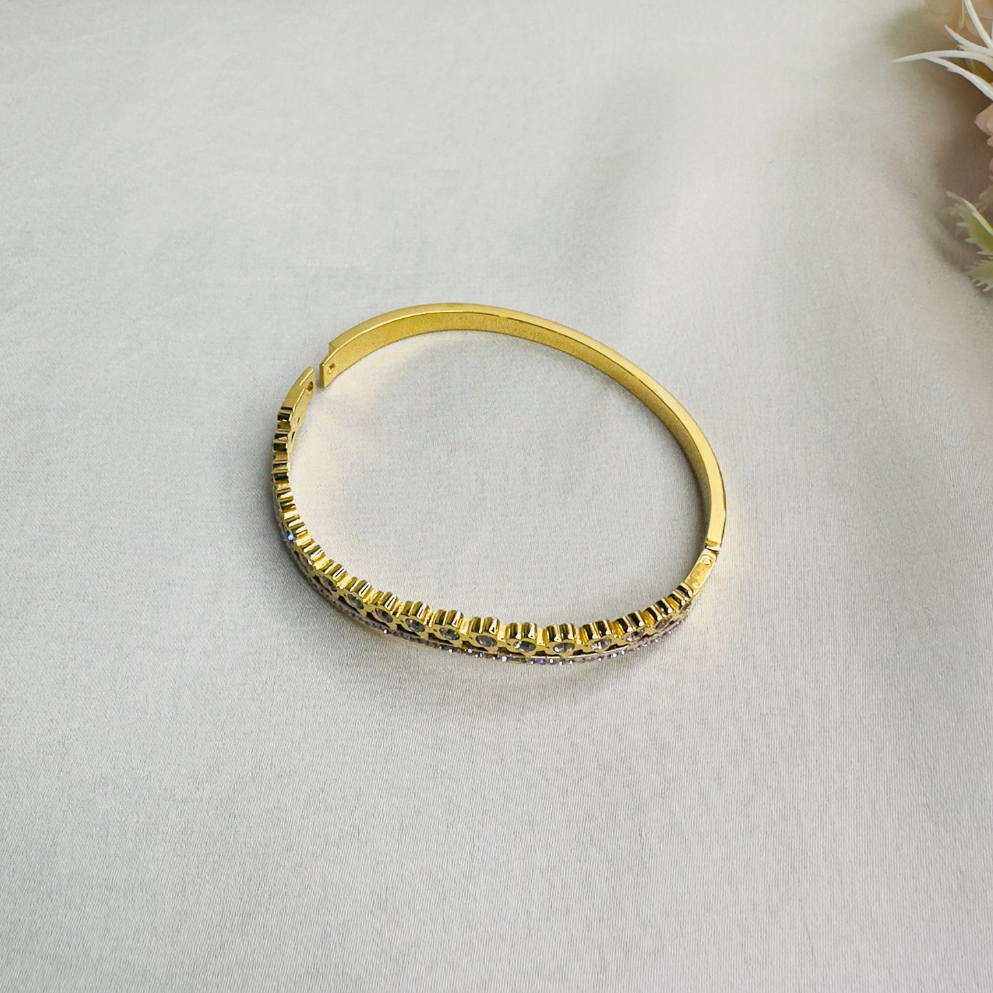 Tarnish free delicate design bracelet